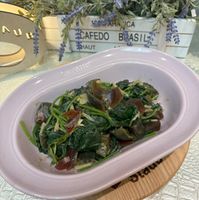 可能是燉小牛膝、綠葉甘藍和莙薘菜的圖像