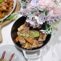 可能是燉小牛膝和文字的圖像