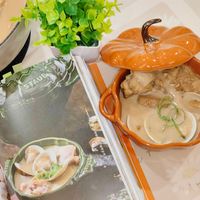 可能是粥和顯示的文字是「 STAUB STAUE 公 STAVE 」的圖像