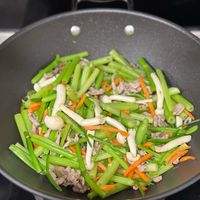 可能是食物和顯示的文字是「速 ยคง 0g FANg 」的圖像