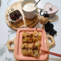 可能是半圓形餡餅、豆腐和顯示的文字是「 amour vrai Le 武愛美鍋 되지 」的圖像