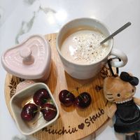 可能是草莓、甜點、咖啡、櫻桃、咖啡杯和文字的圖像