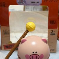 可能是玩具和顯示的文字是「鍋海無邊 回頭是岸 菁菁大師」的圖像