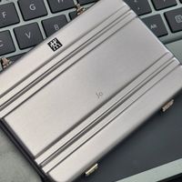 可能是電話和顯示的文字是「 Y T K J H G F S L ۷ V E Alt Jo S 」的圖像
