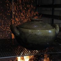 可能是火、泡茶器、爐床和鑄造廠的圖像