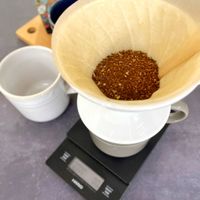 可能是研磨機、咖啡機、泡茶器、咖啡杯和文字的圖像