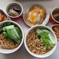 可能是炒麵、麵、拉麵和水波蛋的圖像