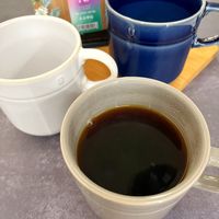 可能是咖啡杯和矢車菊的圖像