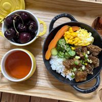 可能是肉排和顯示的文字是「 STAUB STAUB 」的圖像
