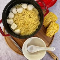 可能是拉麵、義大利麵、豆腐、麵、炒麵和文字的圖像