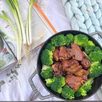 可能是肉排、燉小牛膝和文字的圖像