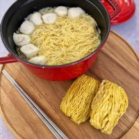 可能是豆腐、麵、拉麵、義大利麵、炒麵和文字的圖像