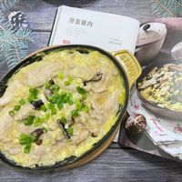 可能是粥、西班牙大鍋飯、豆腐、香菇和文字的圖像