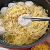可能是麵、炒麵、豆腐、拉麵和義大利麵的圖像