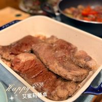 可能是肉排和顯示的文字是「 Лappy 艾蜜莉餐桌 餐桌」的圖像