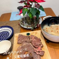 可能是火鍋和顯示的文字是「 Лappy Hoppy 2026 艾蜜莉餐桌」的圖像