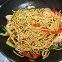 可能是義大利麵、炒麵和拉麵的圖像