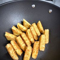 可能是麵包棒和豆腐的圖像
