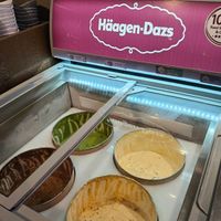可能是義式冰淇淋、冰淇淋和顯示的文字是「 10 Real Häagen-Dazs TM Häagen Dazs 胃演 e 」的圖像