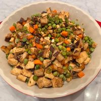 可能是豆煮玉米、豆腐和炒飯的圖像