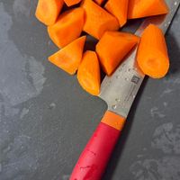 可能是食物和刀的圖像