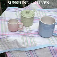 可能是毛巾、咖啡杯和顯示的文字是「 PLUM&CHERRYBLOSSOM PLUM& CHERRY BLOSSOM SUNSHINE and ndLINEN STAUD STAUB STAUB 」的圖像