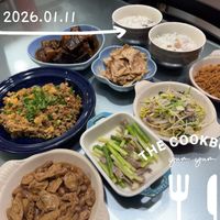 可能是炒飯、炒麵和顯示的文字是「 I O2026.01.11 2026.01.11 PIAUB THECOOKBOOK THE yum COOKBOOK yum 」的圖像