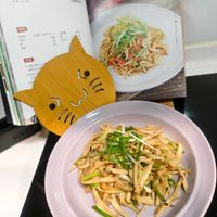 可能是拉麵、義大利麵、炒麵和文字的圖像