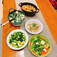 可能是火鍋、炒麵、麵和豆腐的圖像
