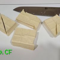 可能是豆腐、刀和顯示的文字是「州 Olive. CF 」的圖像