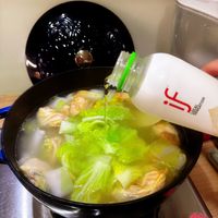 可能是‎豆腐、火鍋和‎顯示的文字是「‎ド ر YESEATION SENSATION‎ 」‎‎ 的圖像