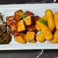 可能是豆腐和炸丸子的圖像