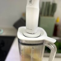 可能是研磨機、泡茶器和顯示的文字是「效 TWILLING EWILLING 」的圖像