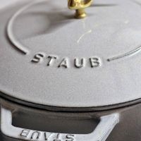 可能是鬆餅機和顯示的文字是「 STAUB BOVIS fendi's fendi'skitchen kitchen 」的圖像