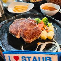 可能是肉排、起司火鍋和顯示的文字是「 a I STAUB 」的圖像