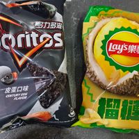 可能是食物和顯示的文字是「努力多滋 Doritos Dori ritos Lay's Lays樂事 樂事 皮蛋口味 CENTURYEGG EGG FLAVOR wooouck/ZJÓ MackPN ac 智種品 口 DURIAN 」的圖像