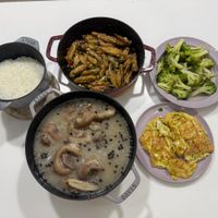 可能是燉小牛膝、粥和豆腐的圖像