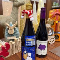 可能是葡萄酒和顯示的文字是「 X-MAS MAS WBC棒球經典員 台灣加油 憑發票 抽大獎 LEPETITCOCHOMET PETIT COCHONAET COCHON PINOTNOR PINOT NOIR Lp00 Lp 」的圖像