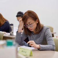 可能是一或多人、大家在讀書和眼鏡的圖像