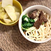 可能是拉麵、香菇和義大利麵的圖像