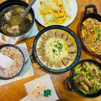 可能是炒麵、炒飯、豆腐、火鍋、麵、拉麵、粥和文字的圖像