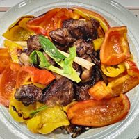 可能是肉排、燉小牛膝和快炒的圖像