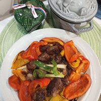 可能是快炒和肉排的圖像