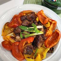 可能是肉排和快炒的圖像