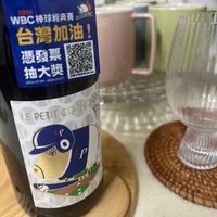可能是飲料和顯示的文字是「 WBC棒球經典資SWC WBC WBC棒球經典 WBC 台灣加油！ 善加油 憑發票 抽大獎 2026/03/17 2026/01/09-20260317 2026/01/09- LE PETIT CO Staub 」的圖像