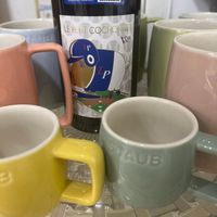 可能是咖啡機、咖啡杯、矢車菊和文字的圖像