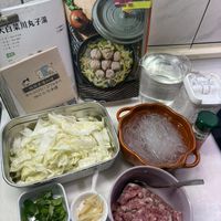 可能是火鍋、麵、豆腐和顯示的文字是「 32 大白菜川丸子湯 20cm 白菜 費備 絵南 200g 焼風 か2025/12/26尾分 袖日 日立：会凍唱 9ip/9 」的圖像