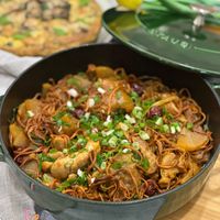 可能是炒麵、拉麵、豆腐、麵、義大利麵和文字的圖像