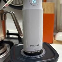 可能是泡茶器和顯示的文字是「芸 ZWILLING 」的圖像