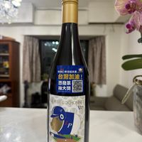 可能是飲料和顯示的文字是「 WBC棒球經典賽 台灣加油 憑發票 抽大獎 LEPETTCOCHONNET LEPETIT COCHONNET Ka 」的圖像